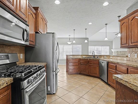 5th image of 2619 S 14th Pl