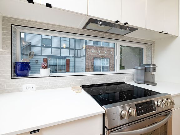 3rd image of 2118 N Carroll Ave #101