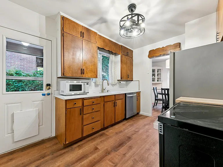 699 Saint Lawrence Ave — Photo 9