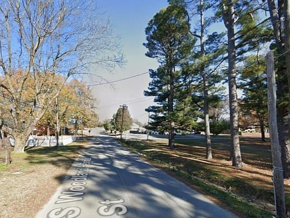 2nd image of 210 S Woodland Heights Dr