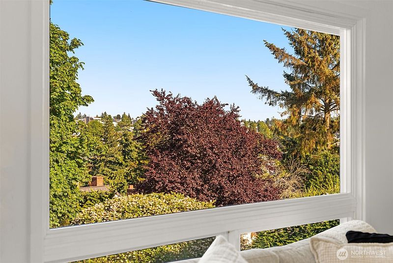 5th image of 4411 50th Avenue SW