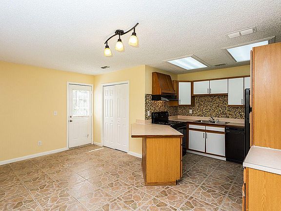 2nd image of 959 Cambridge Ct