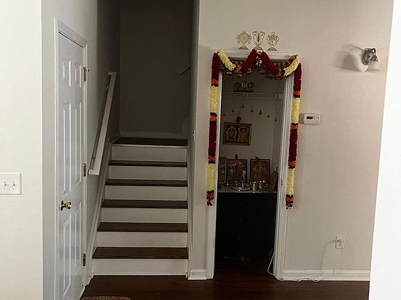 5th image of 394 Saint Claire Dr