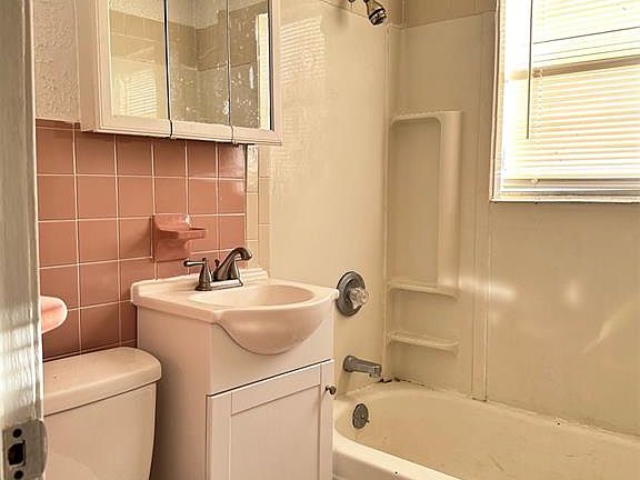 3rd image of 1812 Lariet Ln