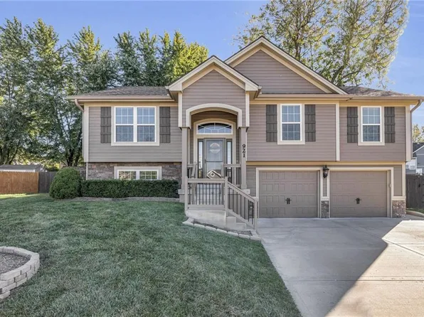 921 E 8th Cir, Kearney, MO 64060