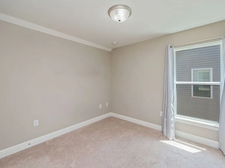 401 King St — Photo 35