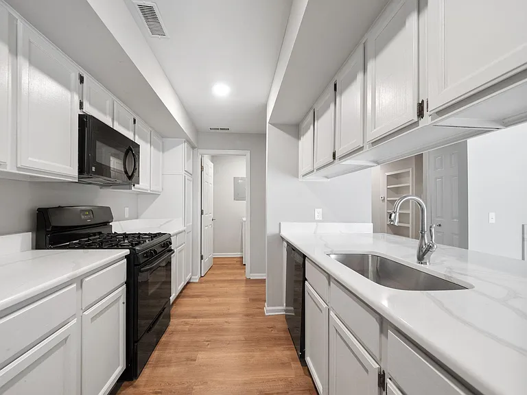 1645 Huntington Park #F — Photo 12