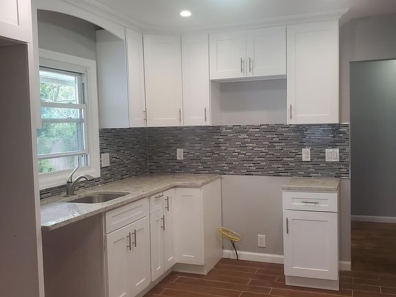 3rd image of 2206 Union Blvd