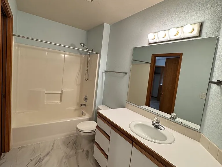 1033 S 232nd St — Photo 33