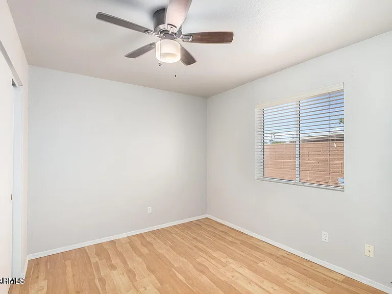 1924 E Sharon Dr — Photo 26