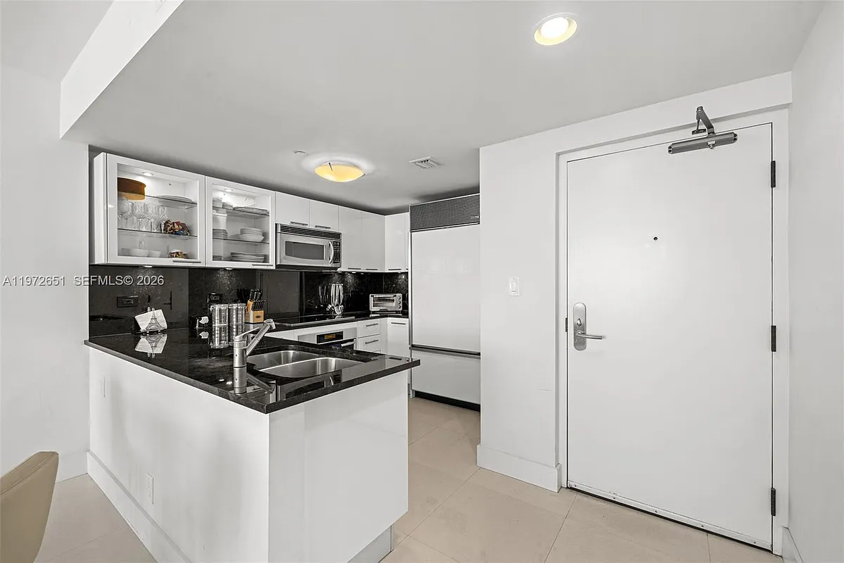 Building Photo - 6801 Collins Ave #1401