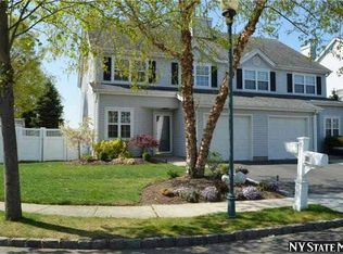 101 Forster Pl, Melville, NY 11747