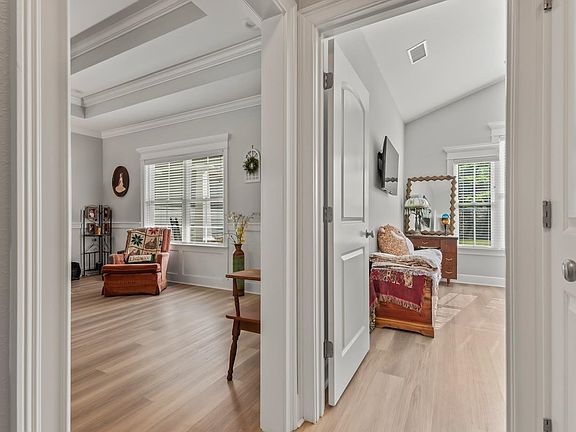 4th image of 56 Hog Hedge Ln