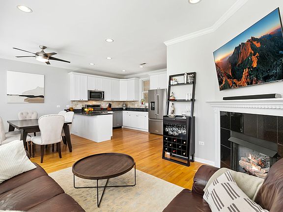 2nd image of 1144 W Diversey Pkwy APT 3
