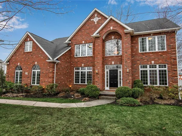 310 Renaissance Dr, Williamsville, NY 14221