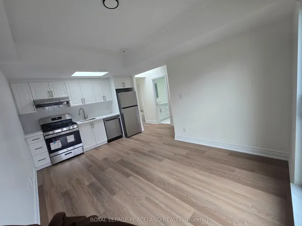 558 Spadina Cres, Toronto, ON M5S 2J9