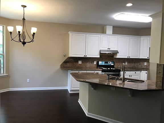 2nd image of 185 Glengary Ct