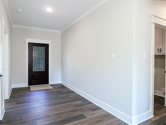 3rd image of 105 Pauline St