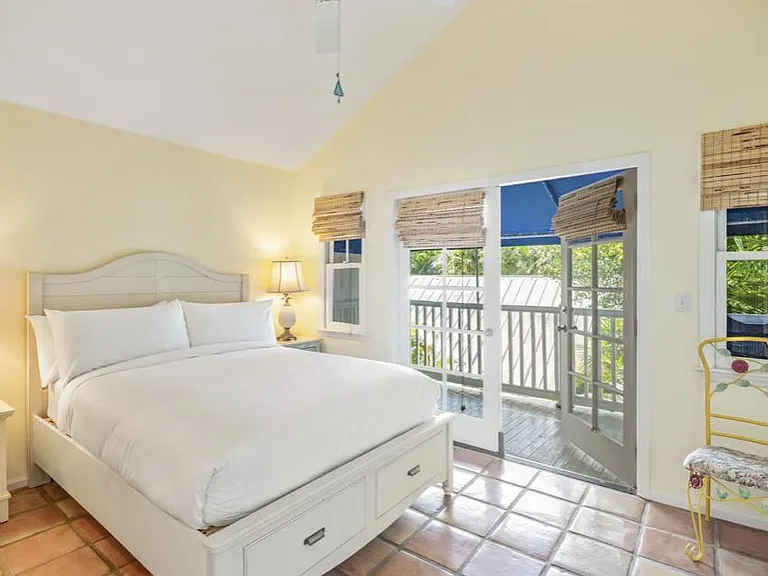 Queen bedroom alt. view