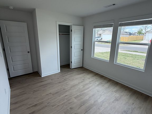 3rd image of 562 Arizona St