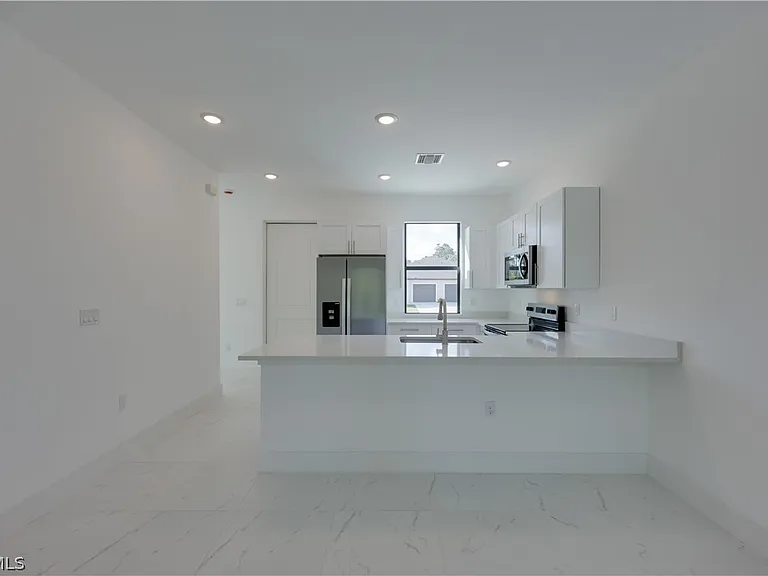 714 W 12th St — Photo 18