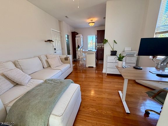 5th image of 80 Bay St #9