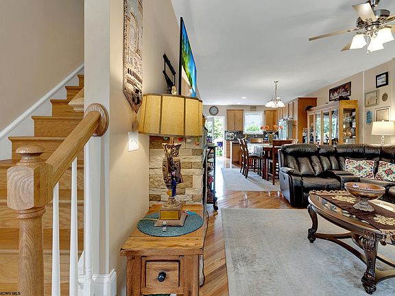 4th image of 44 Brownstone Dr
