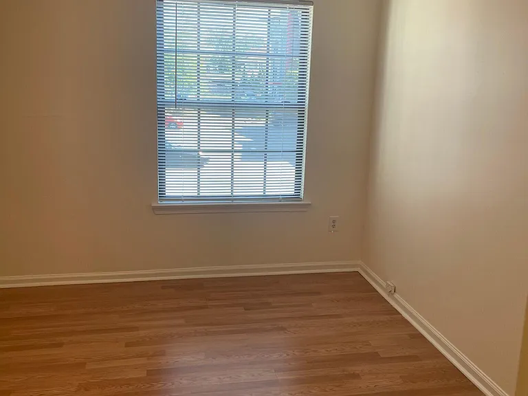 121 Barksdale Ct — Photo 4