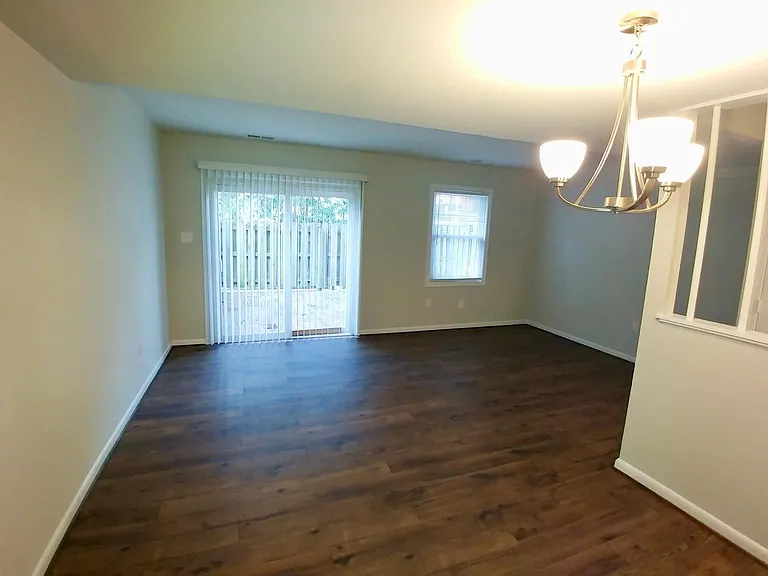 402 Greenbrier Ct #402 — Photo 6