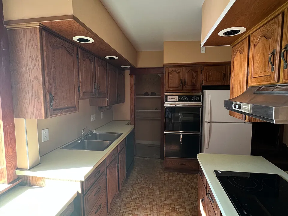 6 E Main St