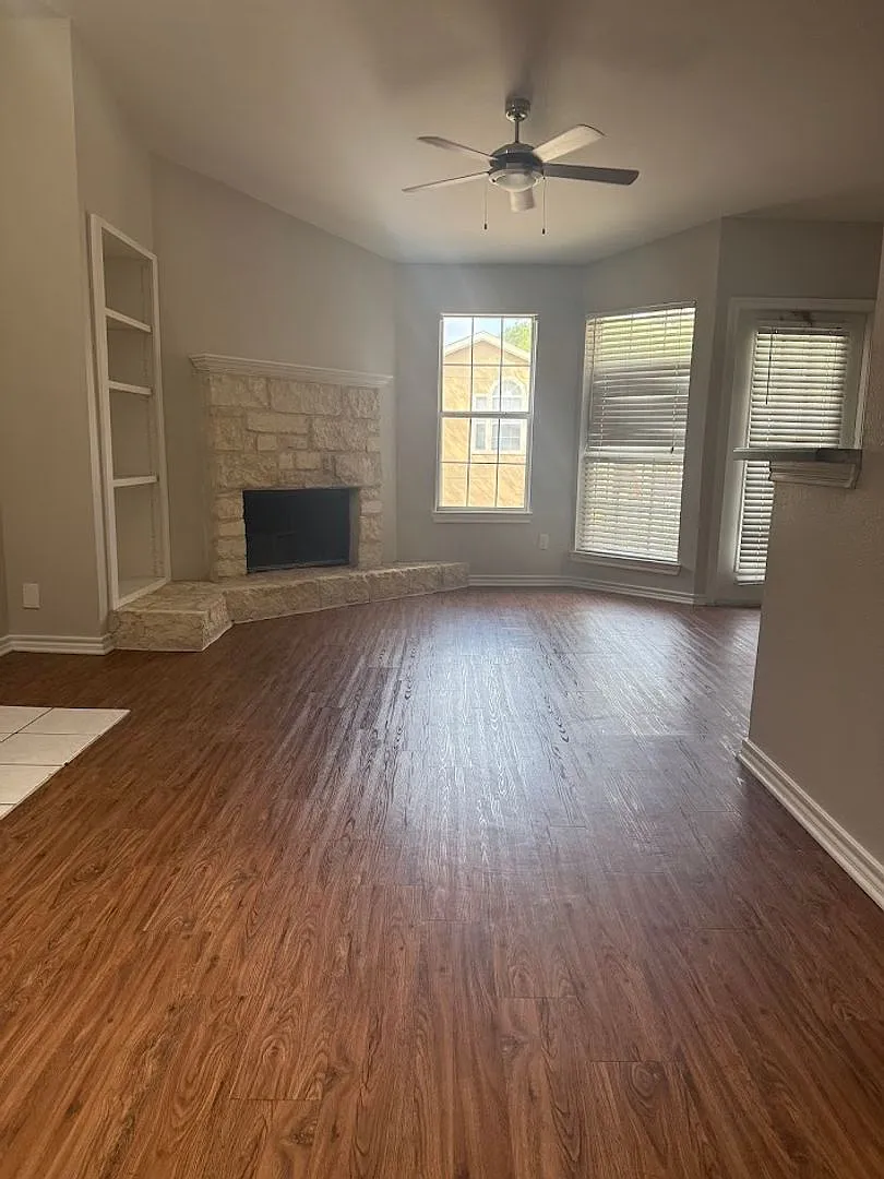 Spacious 1 Bedroom 1 Bathroom with a Private Garage. — Photo 3