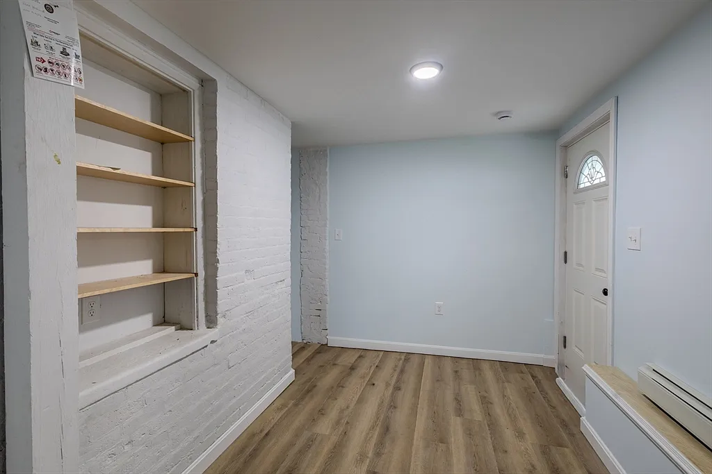 3 bed, 1.0 bath, 1325 sqft, $2,950 — Photo 3