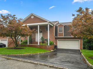 8 Beacon Hl, Pompton Lakes, NJ 07442