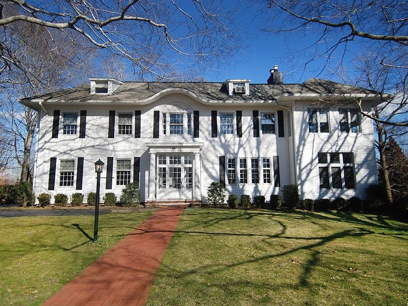 Stately Colonial In Beechmont