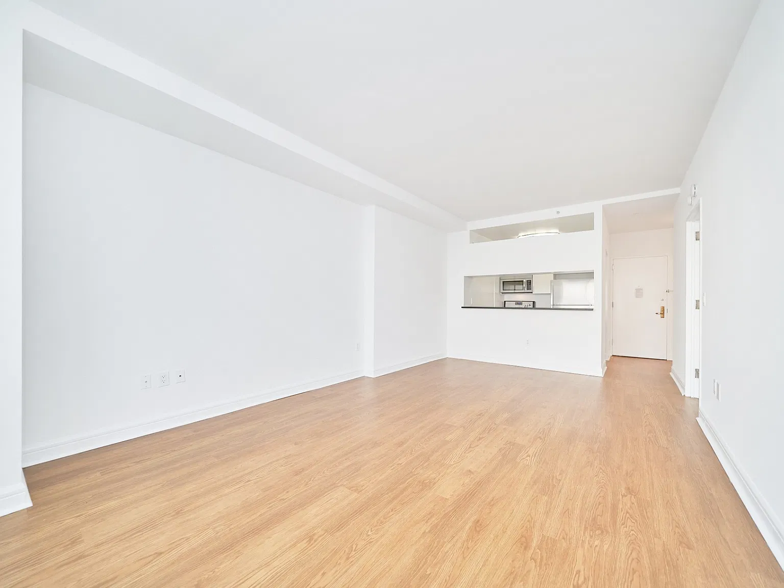 160 Riverside Boulevard — Photo 3