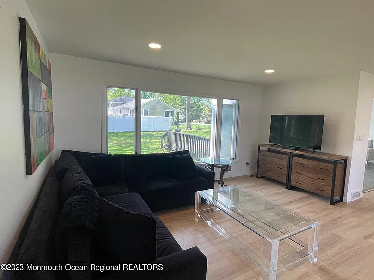 12 Greenbrier Rd — Photo 3