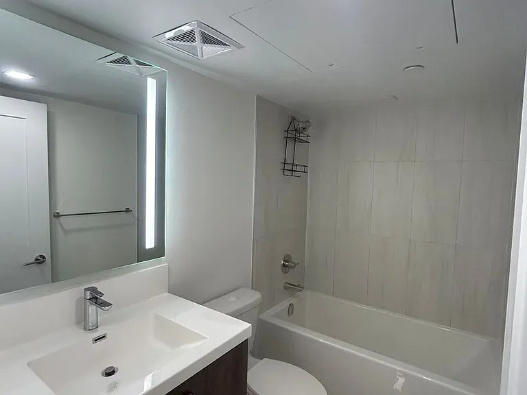 50 McCaul St #812 — Photo 8
