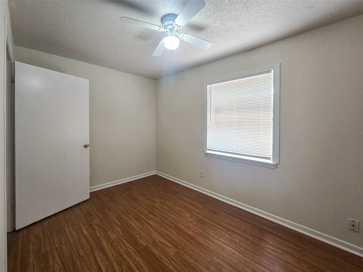 2 bed, 1.0 bath, 650 sqft, $900 — Photo 2