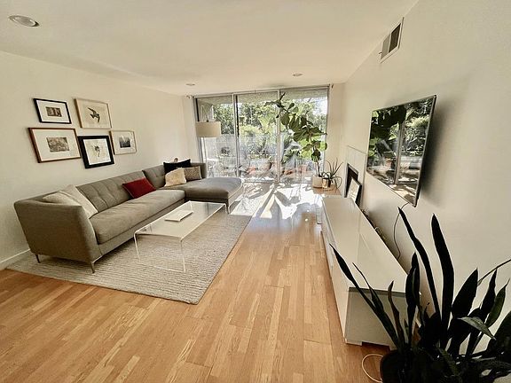 5th image of 1900 Vine St APT 315
