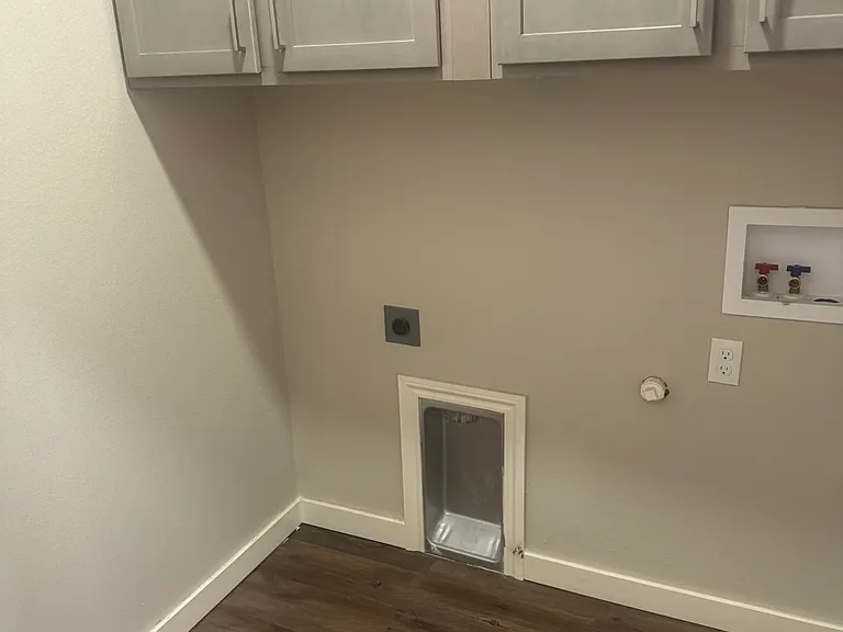 LAUNDRY AREA W/HOOKUPS