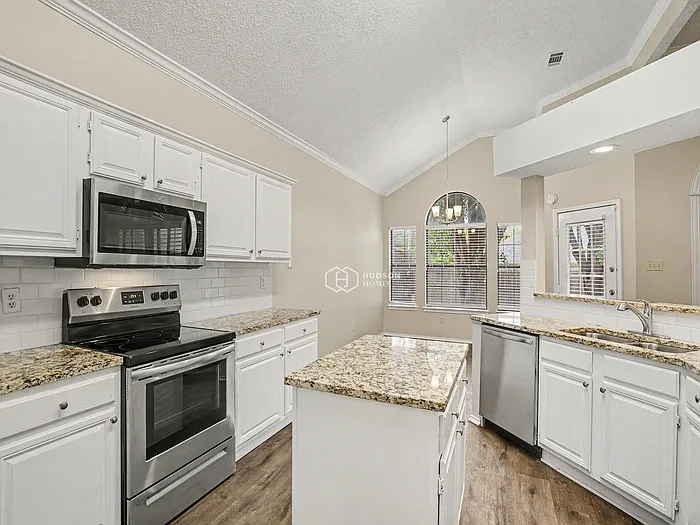 2702 Kingswood Ct — Photo 9