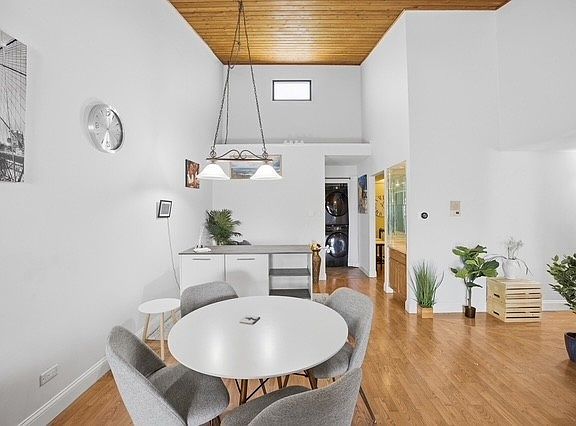 3rd image of 14517 Sussex Ct #Penthouse 1