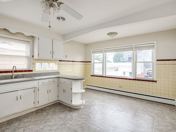 5th image of 2502 N 73rd Ct