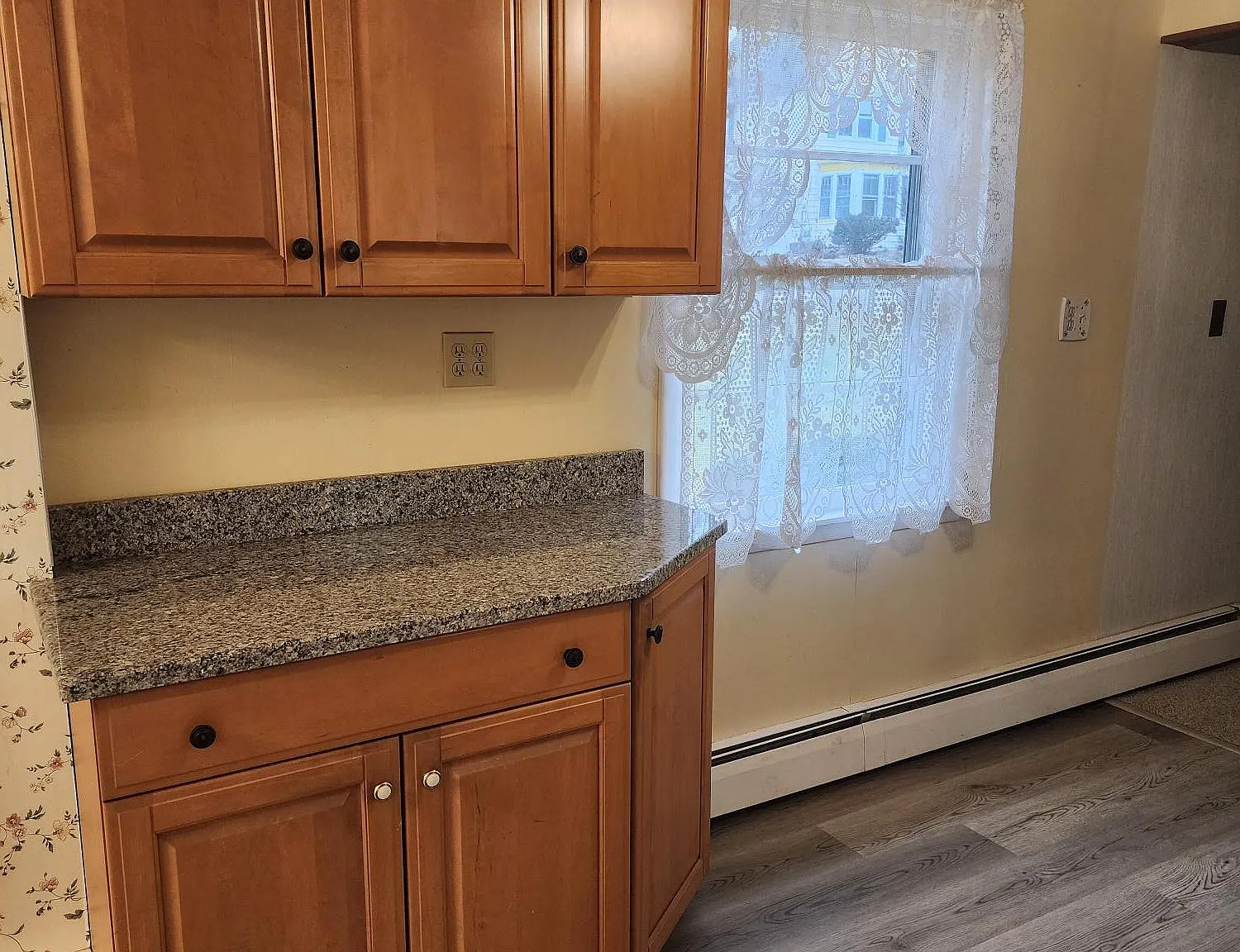 3 bed, 1300 sqft, $2,300 — Photo 4