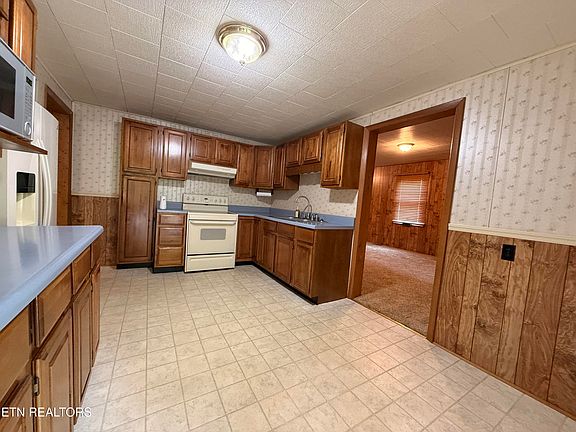 4th image of 854 Oakdale St