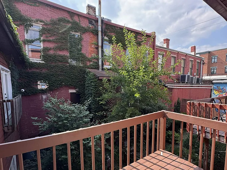 111 E 6th St #C — Photo 4