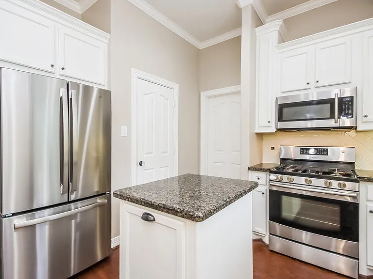 409 Robinwood Dr — Photo 7