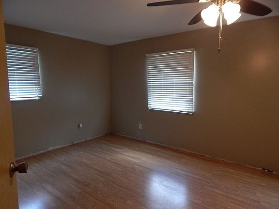 4th image of 940 W Briarcliff Dr