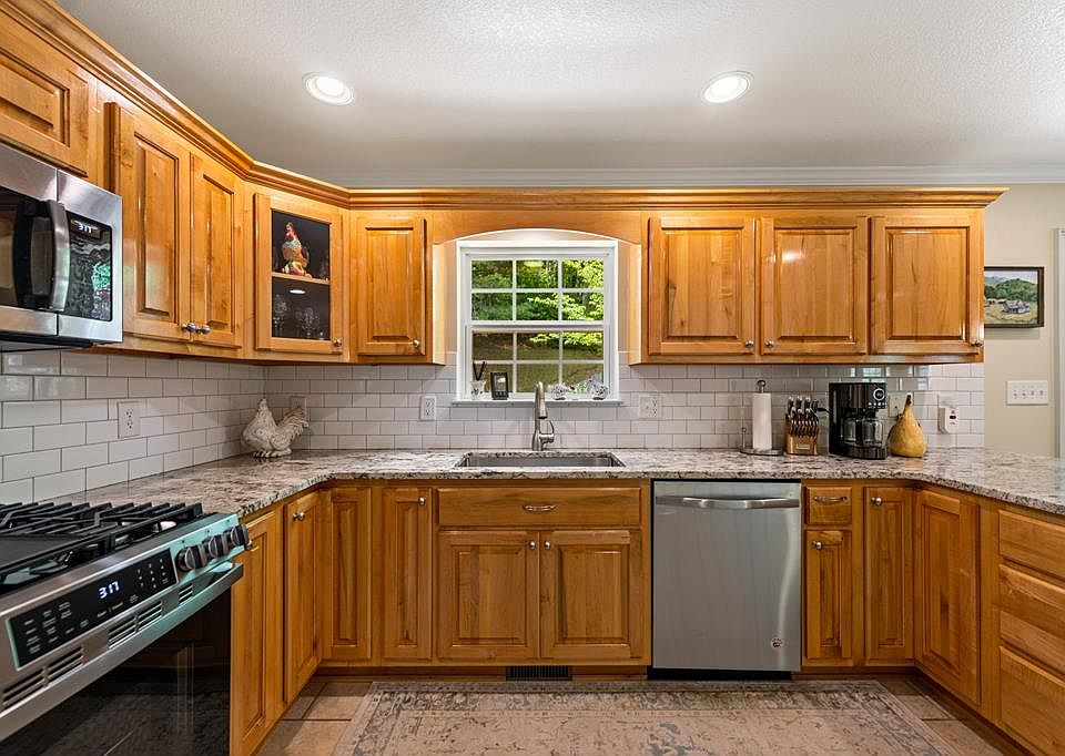 16th image of 270 Ausburn Rd