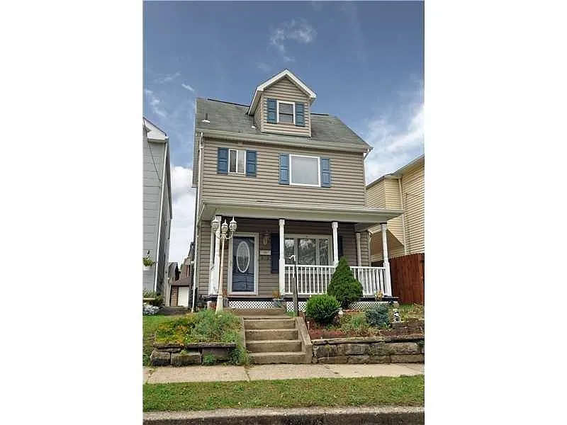 1031 Summit St photo 1